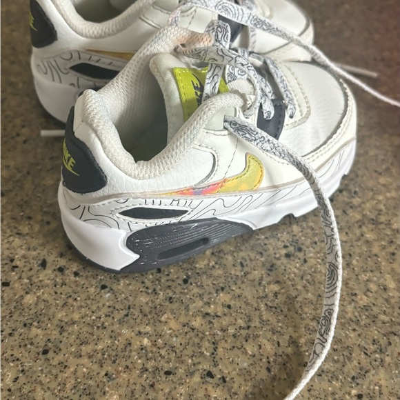 Nike - Picture 3 of 3